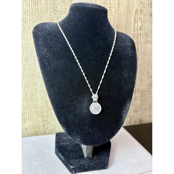 NEW - Exquisite AU750 Jaguar Moissanite Pendant + Chain - Picture 6 of 12